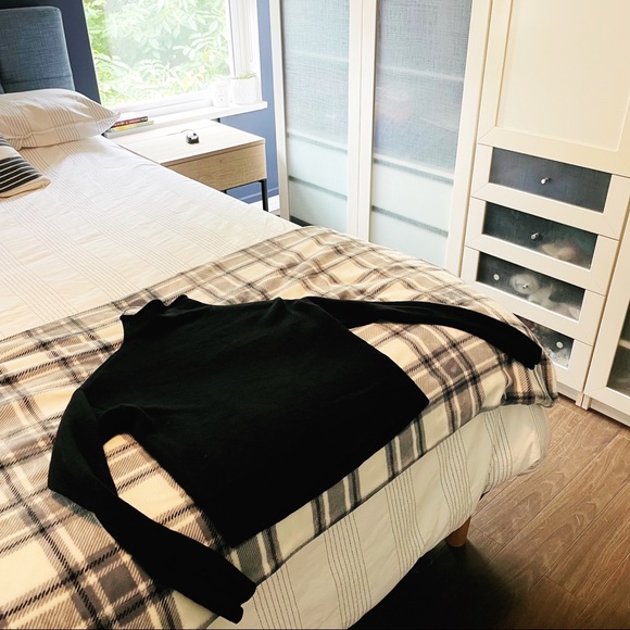 Aritzia Wilfred black merino wool mock-neck sweater crop top, small - Picture 3 of 7